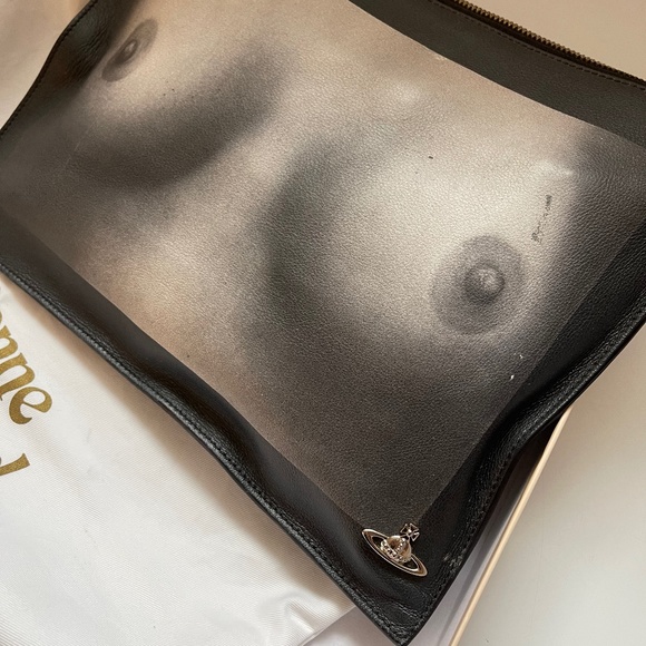 SOLD!!! VIVIENNE WESTWOOD ICONIC TI TS PRINTED BLACK LEATHER CLUTCH NWT SS16 - Picture 2 of 15